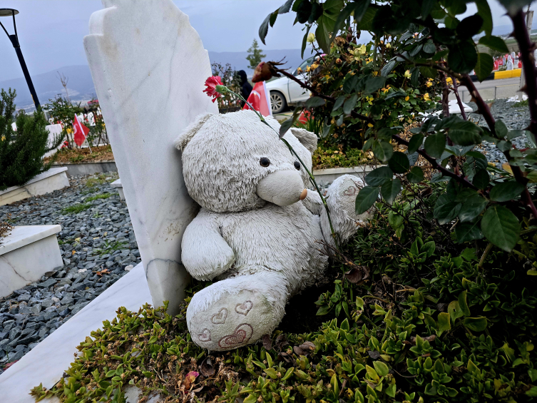 Hatay'da depremlerin üçüncü yıl dönümünde hüzünlü anma
